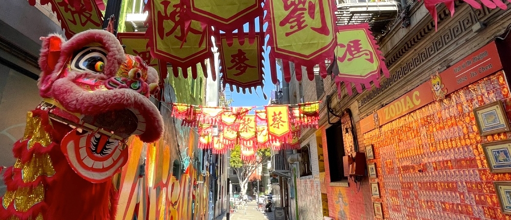 Chinatown alley on a private San Francisco tour.