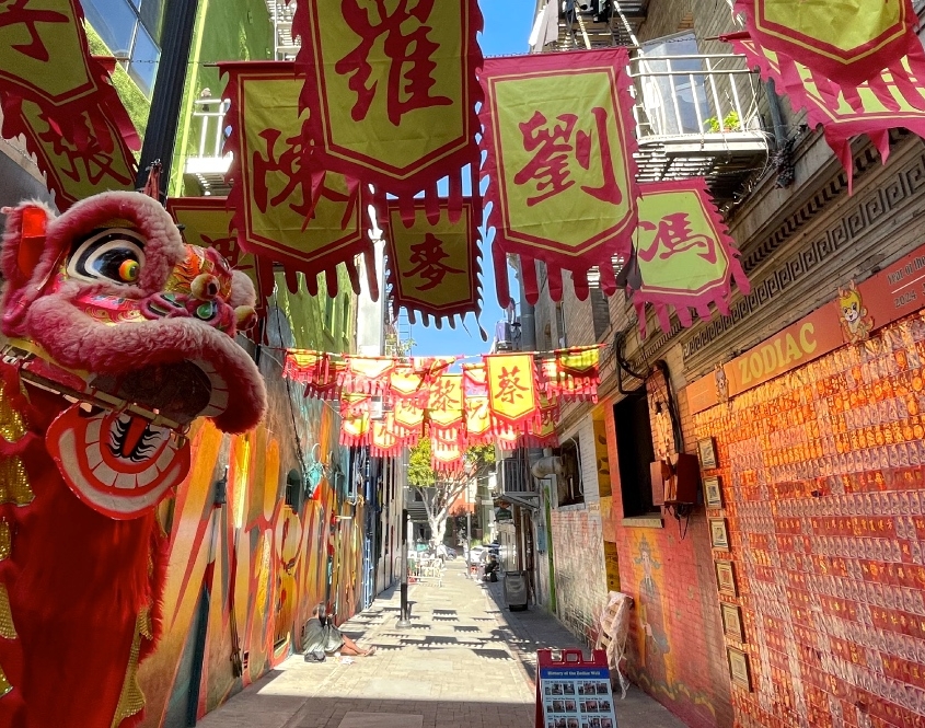 Chinatown alley on a private San Francisco tour.